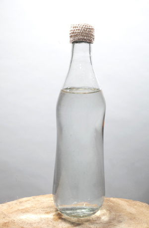 METAMORFOSI μια συλλογή ανακυκλωμένων γυάλινων μπουκαλιών, φυσητών ένα προς ένα 