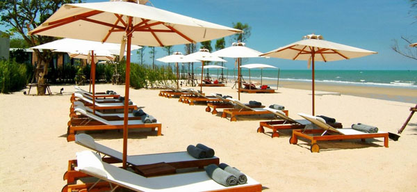 Hotel de la Paix Beach, ξαπλώστρες στην παραλία, ομπρέλες στην άμμο