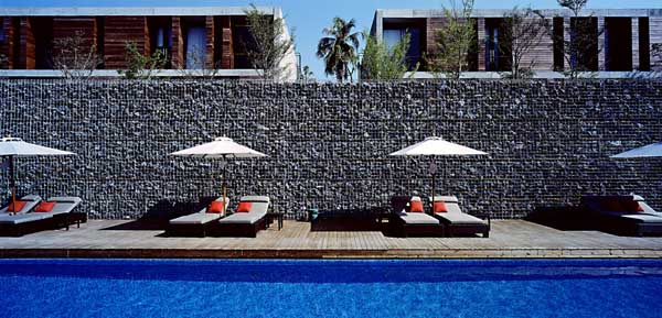 pool-2, πισίνα ξενοδοχείου, τοίχος από πέτρες, τοίχος από λιθοδέματα