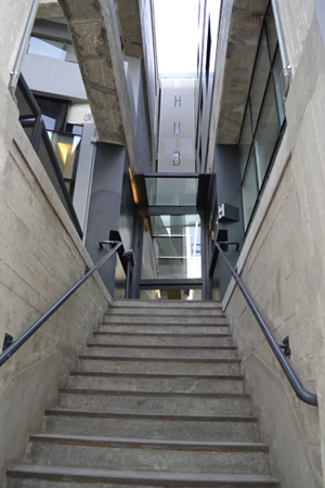 Hub01, σκάλα εισόδου πολυχώρου