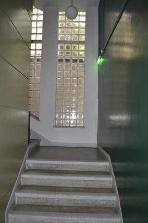 Hub interior04, υαλότουβλα στη σκάλα
