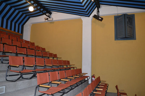 theatre exarcheia interior05, υφασμάτινα καθίσματα θεάτρου, ριγέ ακουστική ψευδοροφή θεάτρου