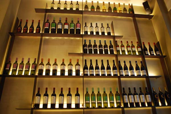 DSC 0992, ραφιέρα με ποτά φωτειζόμενη, διακόσμηση τοίχου με ραφιέρα ποτών