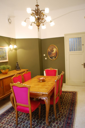 DSC 1019, τραπεζαρία κουζίνας, καρέκλες με φούξια ύφασμα, λαδί χρώμα τοίχων, συνδυασμός λαδί και φούξια χρωμάτων