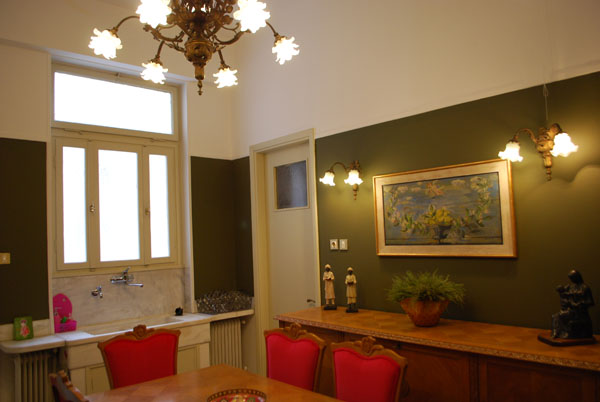 DSC 1021, τραπεζαρία φαγητού, ξύλινο τραπέζι, φούξια κάρέκλες, λαδί τοίχοι