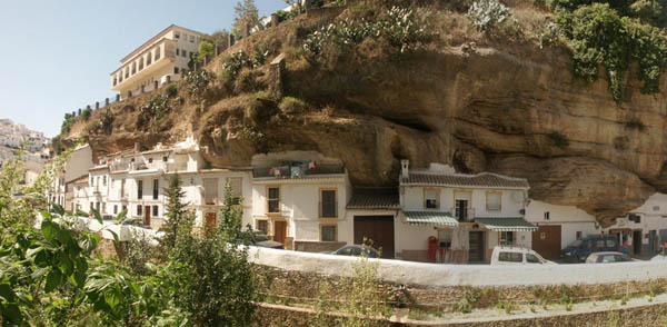Setenil: σπίτια κάτω και πάνω στο βράχο