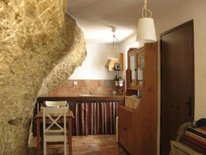 Ο βράχος πρωταγωνιστεί στο εσωτερικό του σπιτιού στη Setenil στην Ανδαλουσία