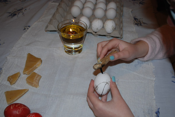 ζωγραφίζοντας αυγά με το κονδύλι