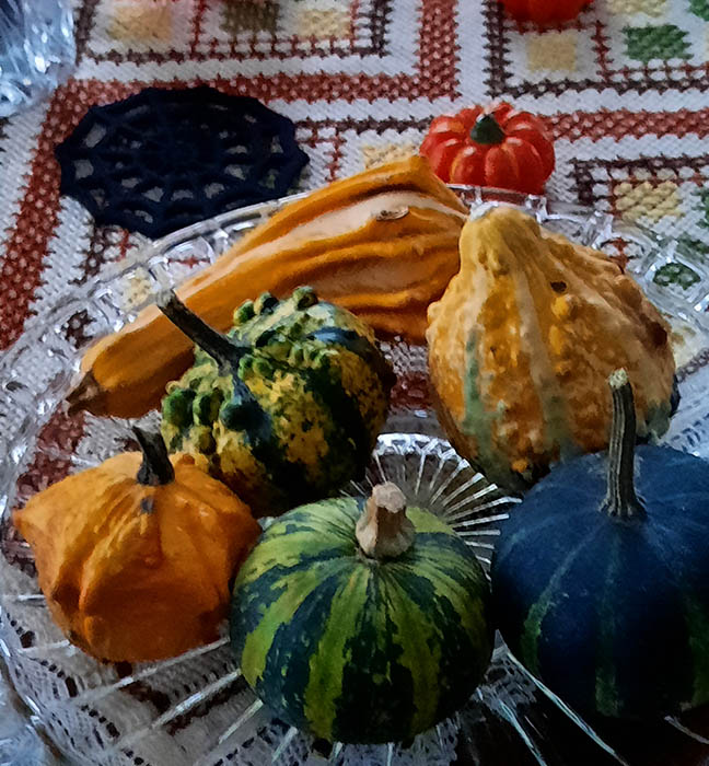 living room fall decor pumpkins