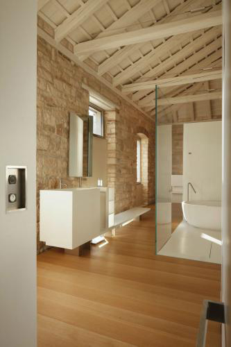 μοντέρνο μπάνιο, ξύλινο δάπεδο στο μπάνιο