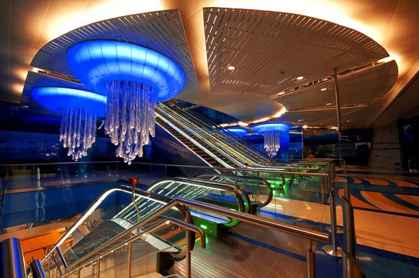 Δύο από τους μεγαλύτερους σταθμούς του μετρό στο Dubai κοσμούνται με εντυπωσιακά φωτιστικά της Lasvit