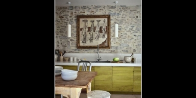 Οι τοίχοι ενιαίου χώρου είναι πέτρινοι. Τί κουζίνα και έπιπλα ταιριάζουν;
