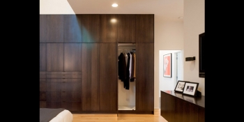 Τι ξύλινο πάτωμα συνδυάζεται με ντουλάπες και πόρτες χρώματος wenge;